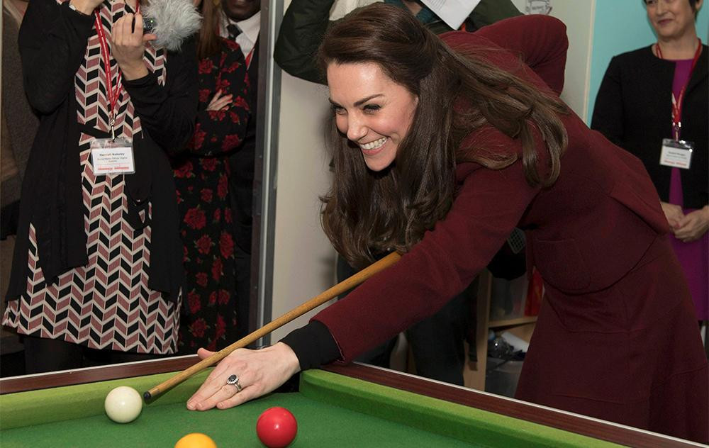 Kate Middleton jugó al pool con niños en un instituto mental (Reuters)
