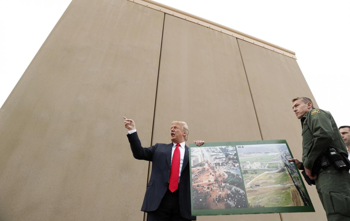 Donald Trump eligiendo muros contra México (Reuters)
