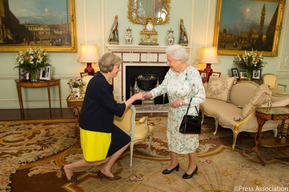 Theresa May y la Reina Isabel II