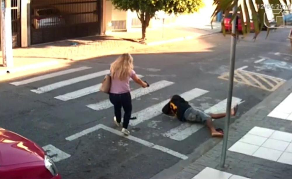 Mujer mata a ladrón frente a escuela - Brasil