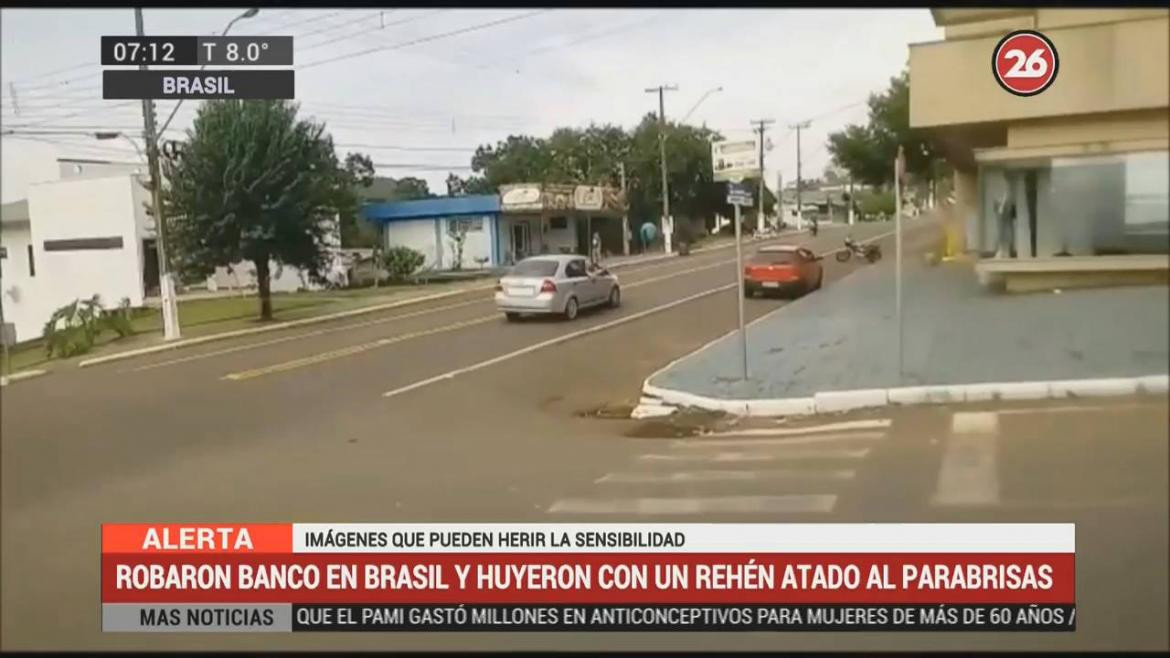 Robo de banco en Brasil y escape en auto con patenta argentina (Canal 26)