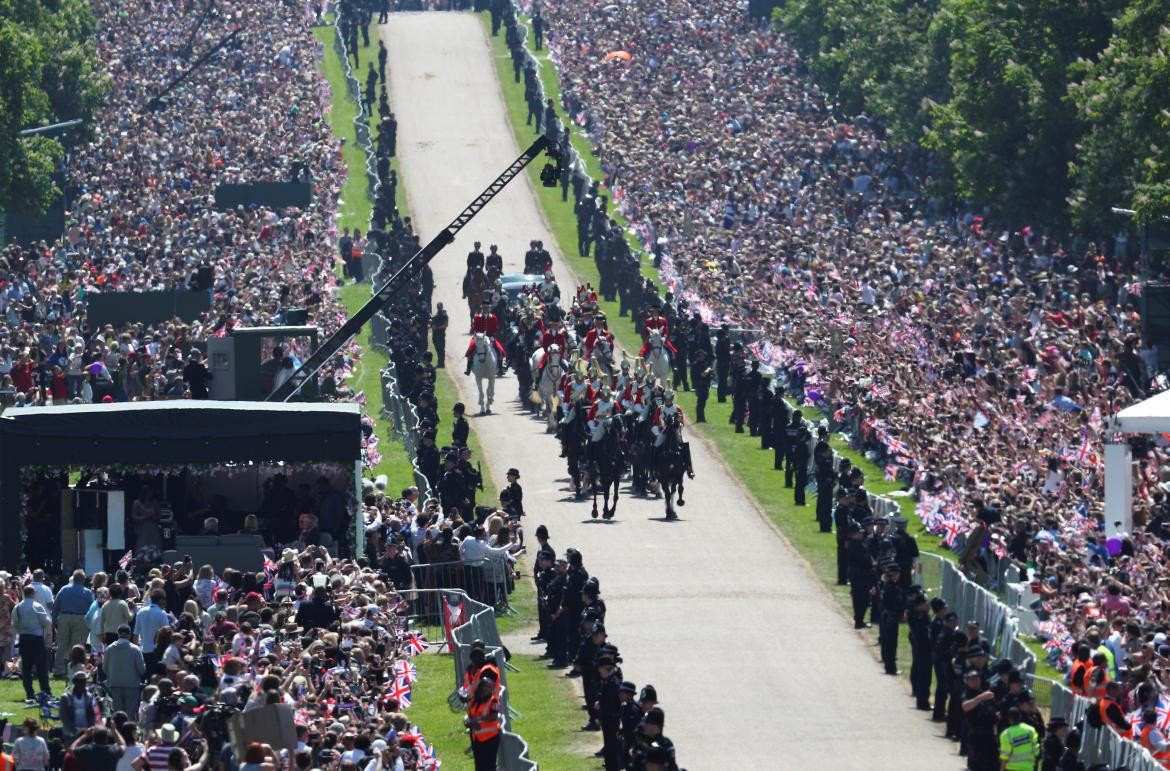 Príncipe Harry y Meghan Markle recorren la ciudad en carruaje (Reuters)