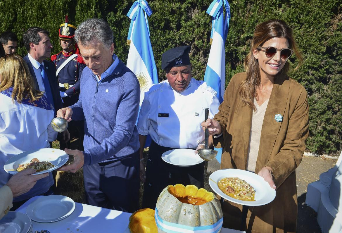 Mauricio Macri y Juliana Awada almorzando locro en Olivos, NA
