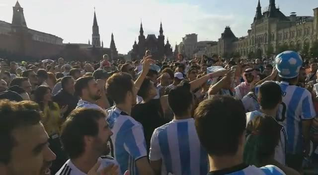 La banda loca de la Argentina alienta a la Selección en Rusia, Diario 26