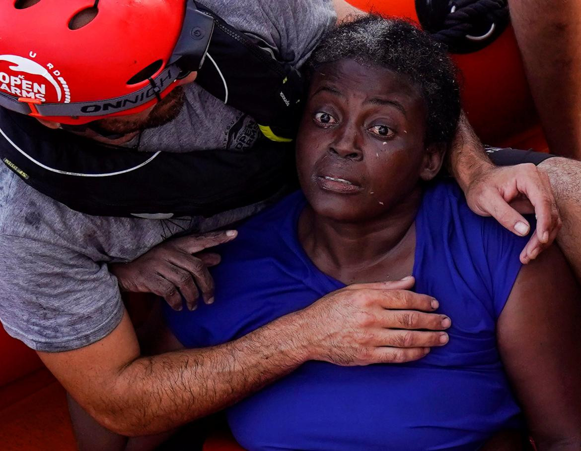 Náufraga aferrada a dos muertos para sobrevivir rescatada en Mediterráneo, Reuters