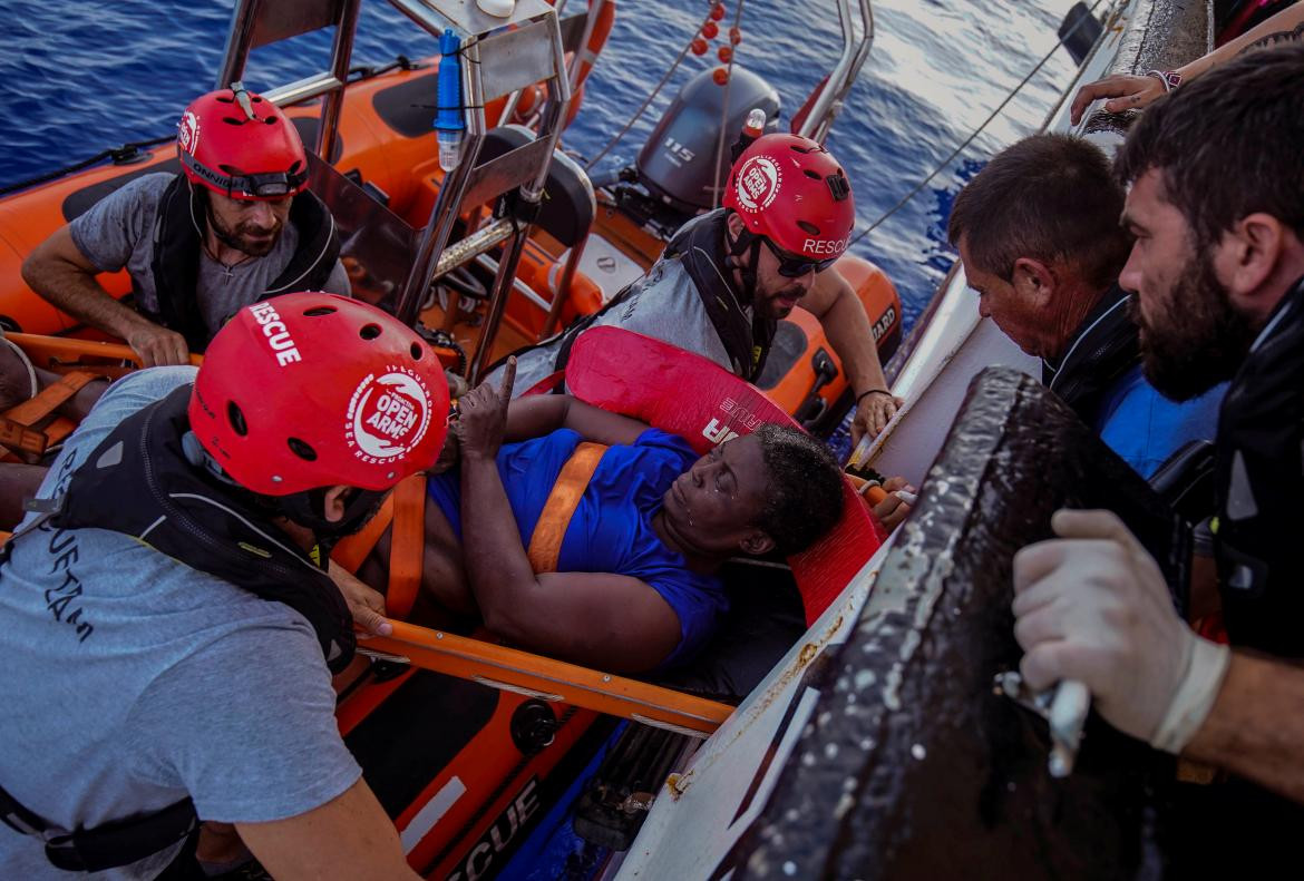Náufraga aferrada a dos muertos para sobrevivir rescatada en Mediterráneo, Reuters