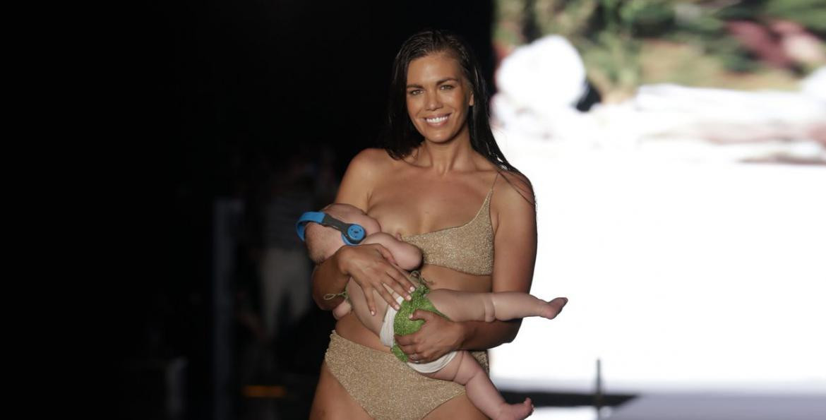 Mara Martin - Modelo desfila amamantando a su bebé
