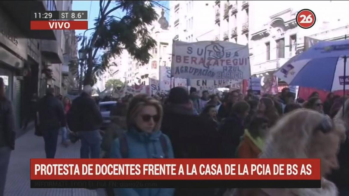 Protesta en el centro porteño de docentes bonaerenses (Canal 26)