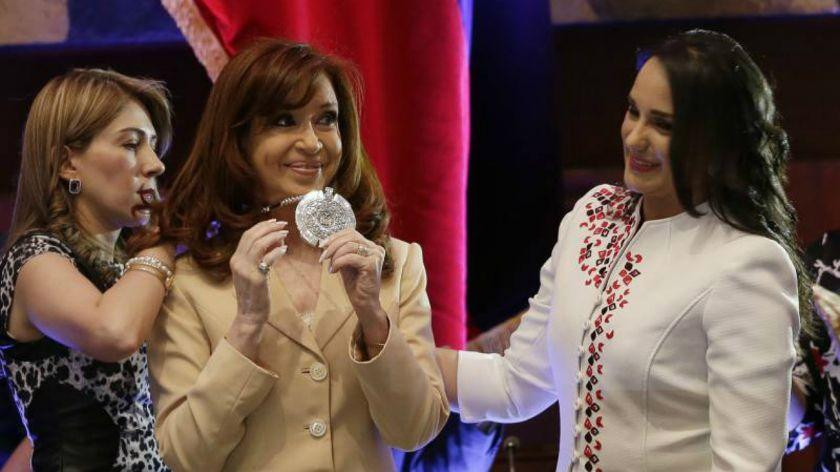 En Ecuador piden retirarle condecoración internacional a Cristina Kirchner