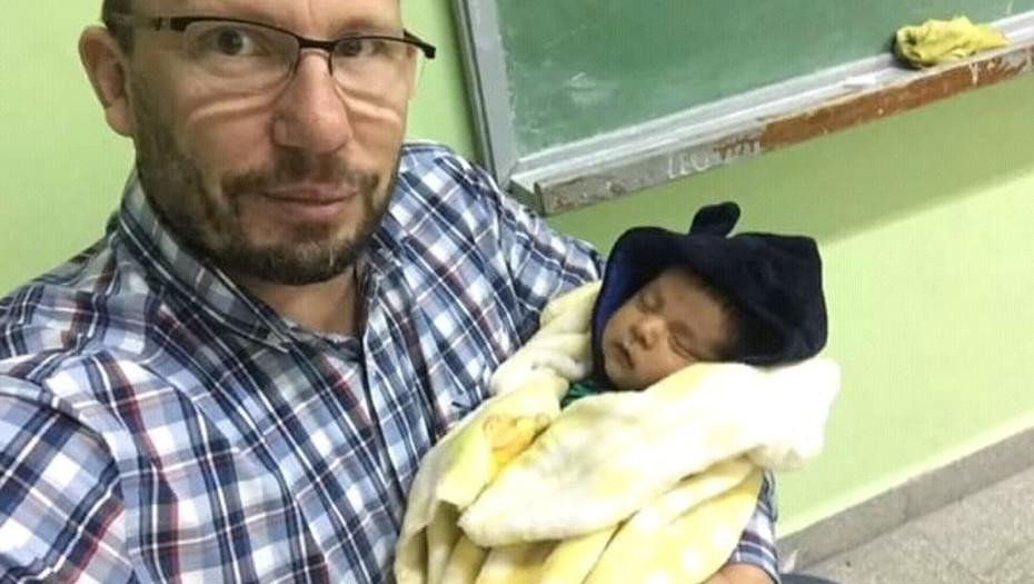 Profesor durmió a un bebé