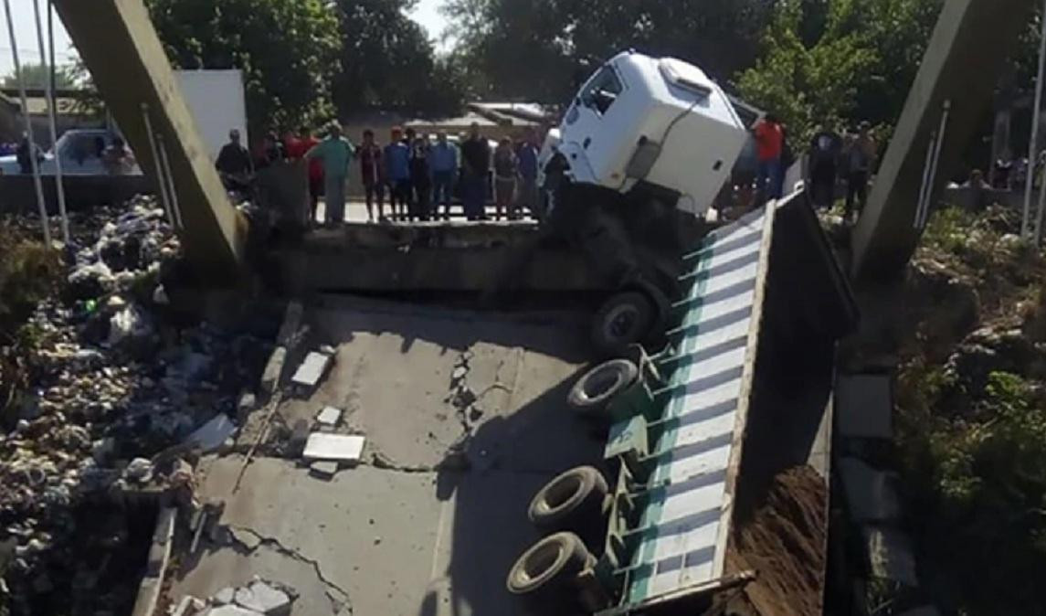 Se derrumbó un puente en Tucumán y un camión quedó atrapado
