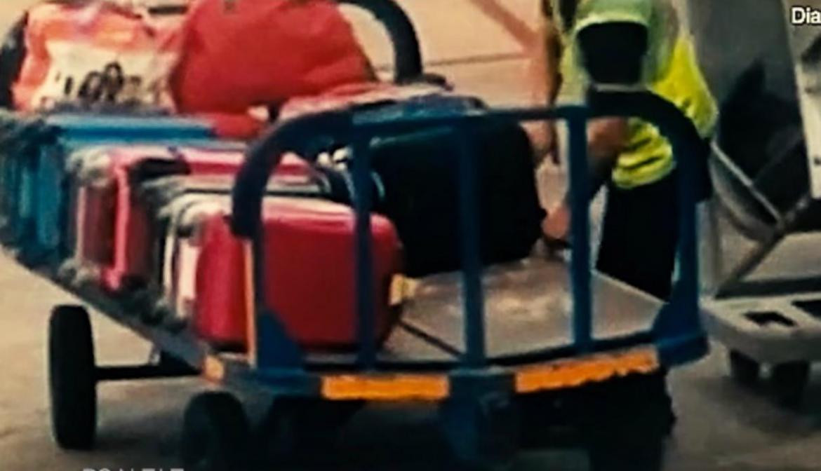 Viral empleado de aeropuerto quitando pertenencias de la valija de pasajero, Ibiza	