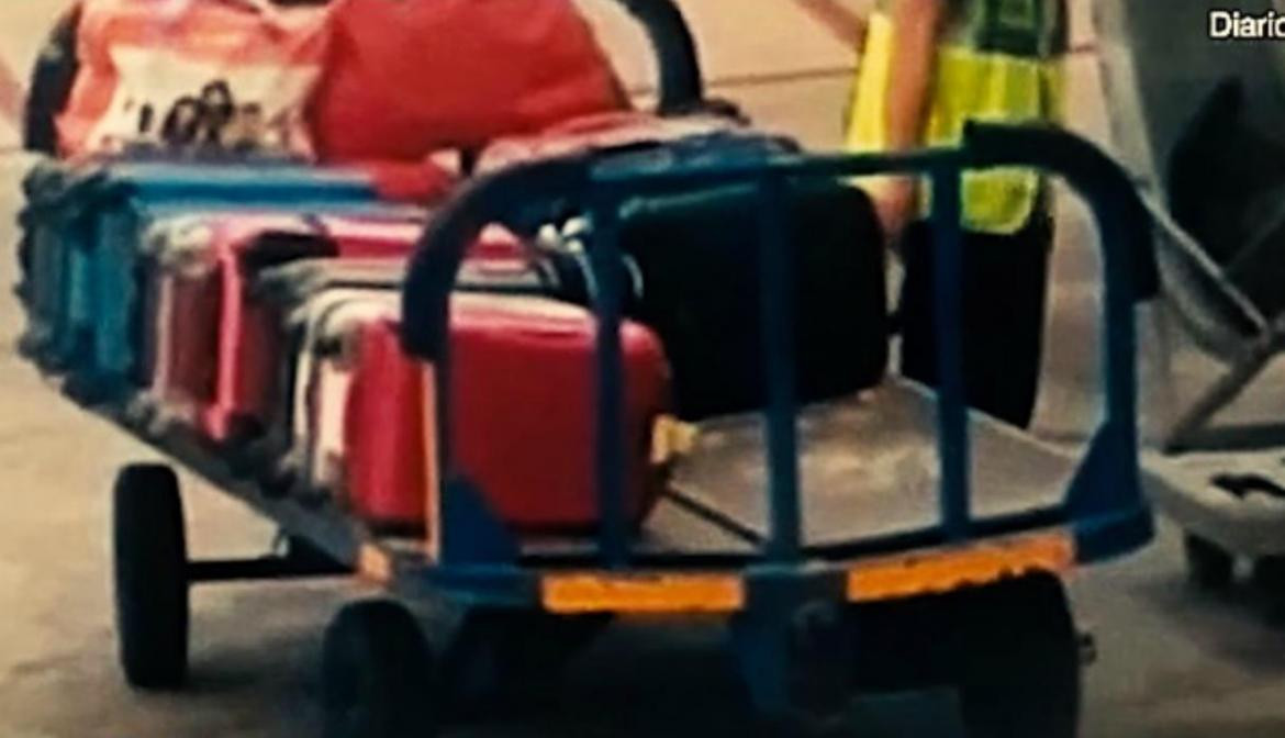 Viral empleado de aeropuerto quitando pertenencias de la valija de pasajero, Ibiza	