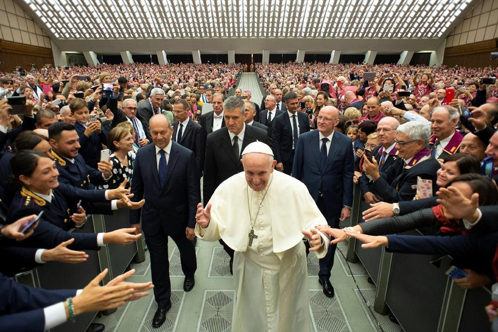 Papa Francisco saliendo de sínodo en Roma, Reuters