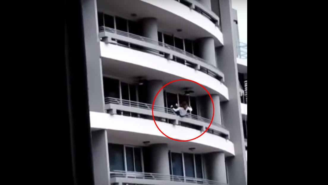 VIDEO VIRAL en Youtube: quería sacarse la selfie perfecta y cayó de un piso 27	