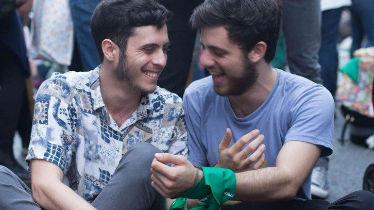 Tomás y Joaquín, jóvenes discriminados por su sexualidad en una pizzeria