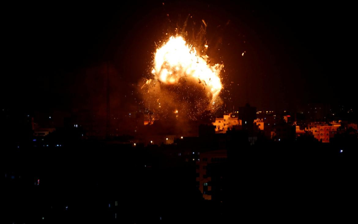 Israel destruye con misiles el edificio de la televisión en Gaza, Reuters