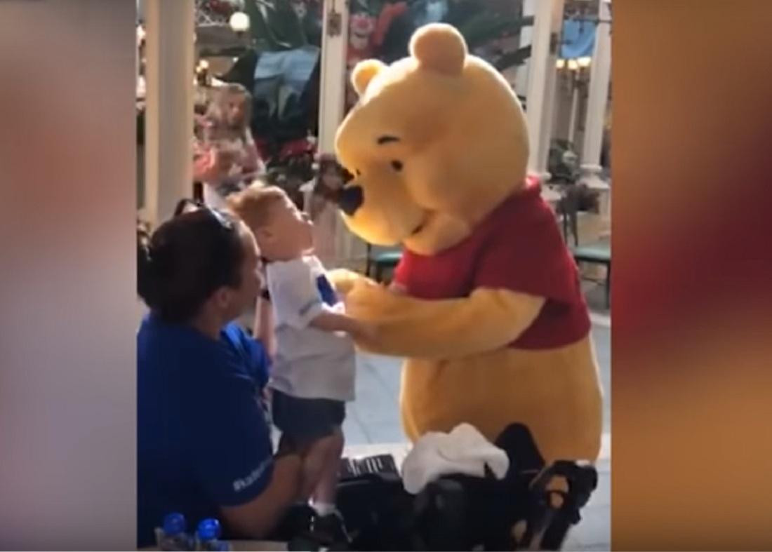Winnie the Pooh y su encuentro con un niño con discapacidad, viral en Facebook