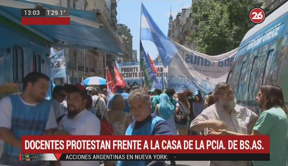 Docentes protestan frente a Casa de la Provincia de Buenos Aires, Canal 26