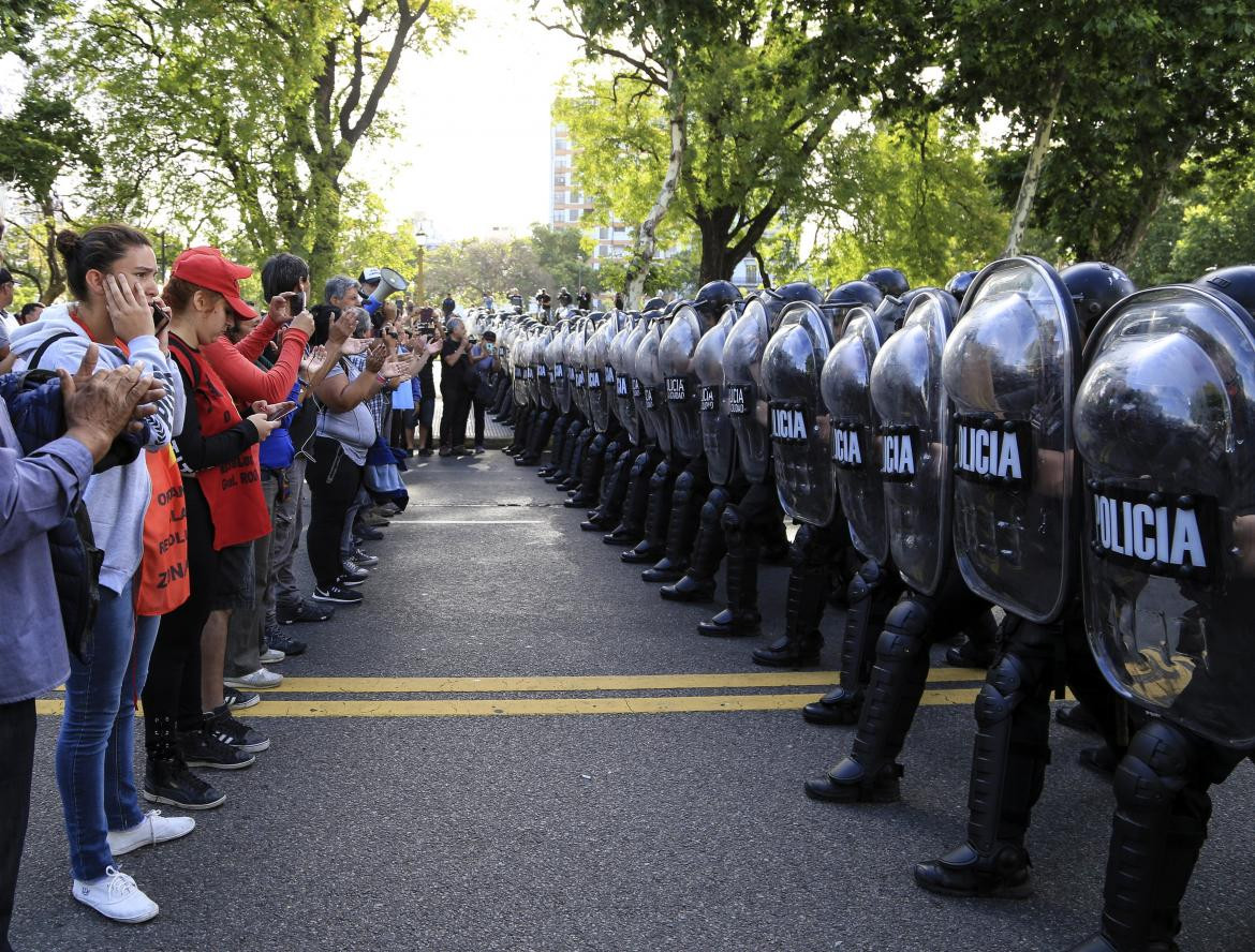 Tensión en Constitución, marcha de manifestantes a la 9 de Julio, NA