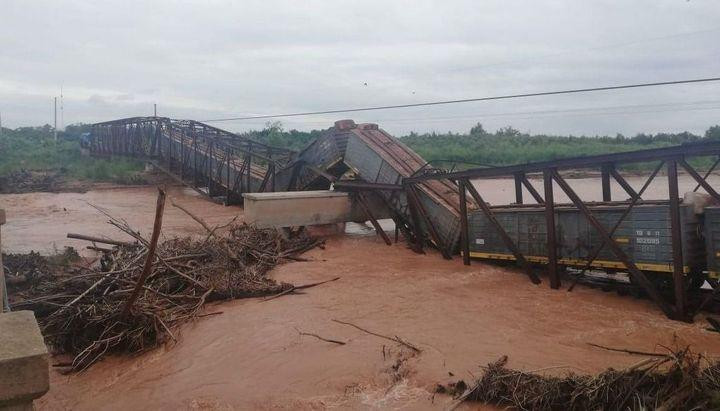 Salta - cayó puente ferroviario sobre el río Colorado justo cuando pasaba el tren de Belgrano Cargas