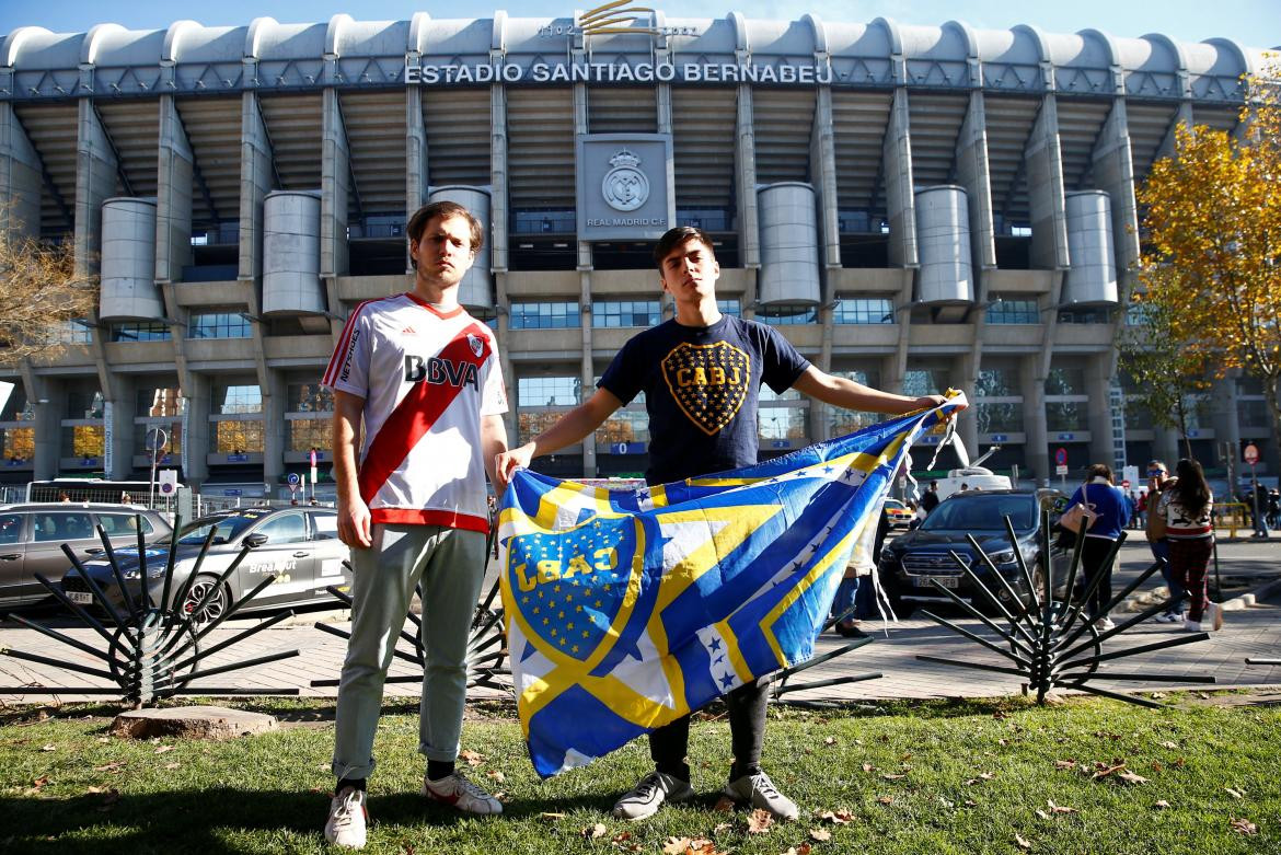 Hincha de River y de Boca en el Santiago Bernabéu para la Superfinal