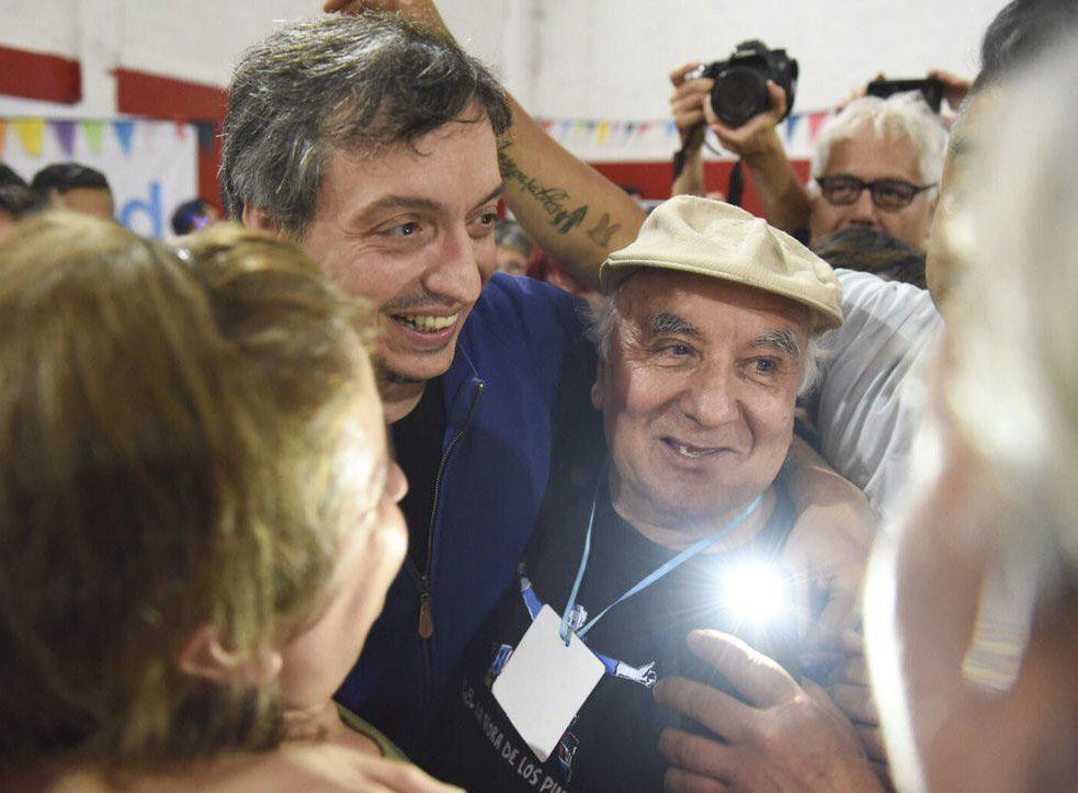Máximo Kirchner junto a jubilados (NA)