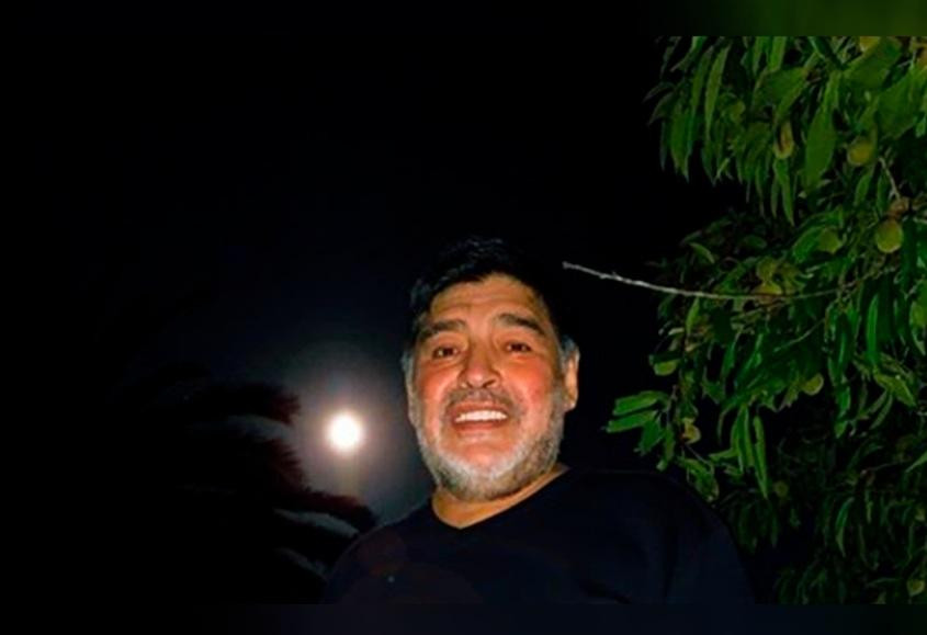 Maradona junto a la Luna de Sangre