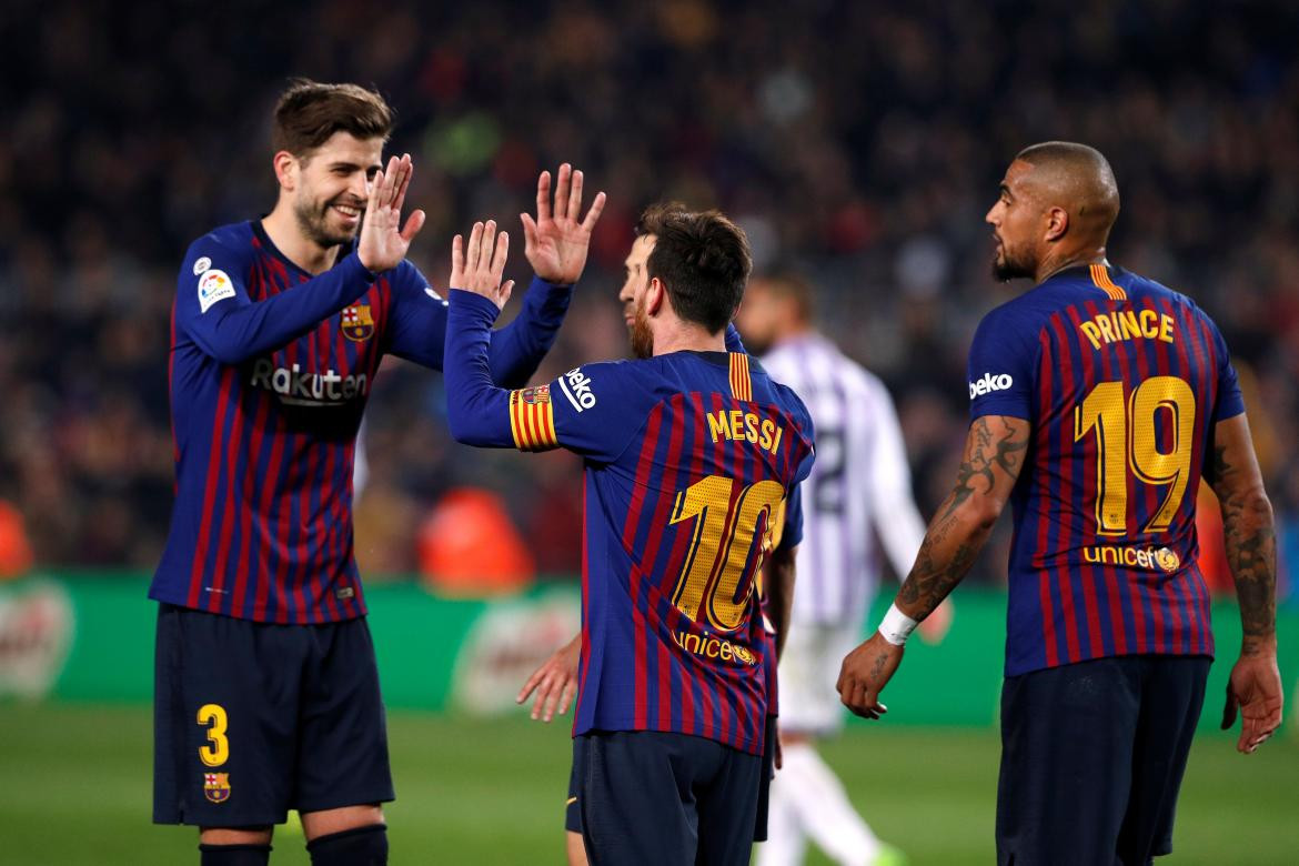 Festejo de Messi y Pique en el gol de Barcelona ante el Valladolid (Reuters)