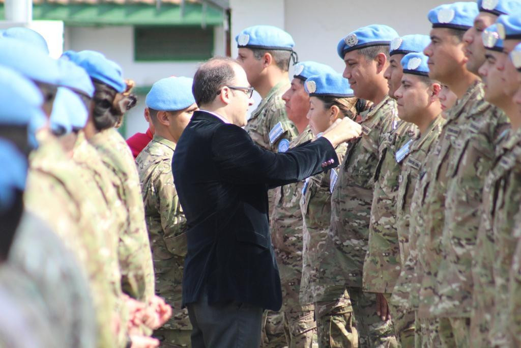Mariano Caucino entregando medallas a los soldados argentinos en la fuerza de paz de Naciones Unidas en Chipre