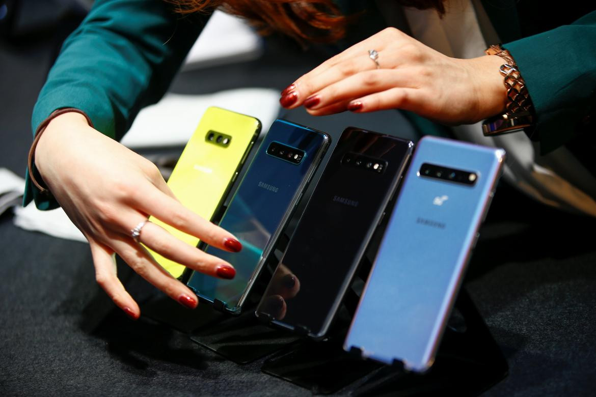 Samsung Galaxy Fold y Galaxy S10 (Reuters)