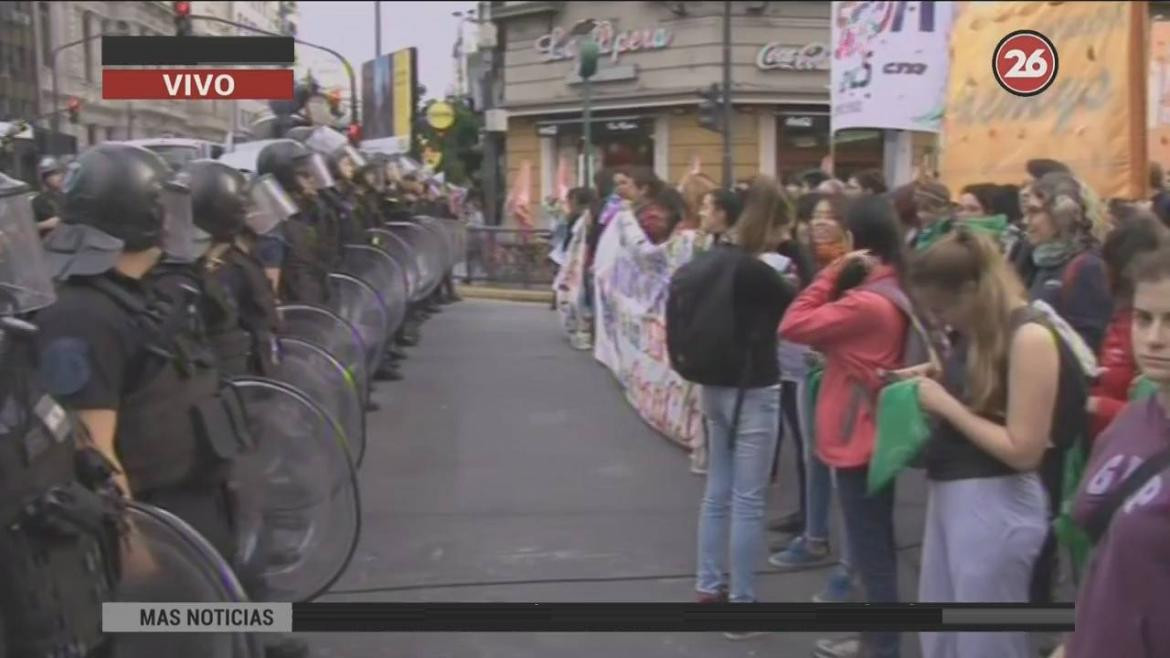 Tensión en el centro porteño por marcha de mujeres (Canal 26)