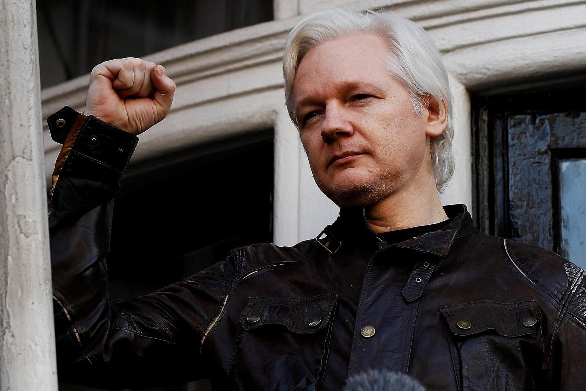 Julian Assange en Embajada de Ecuador - Reuters