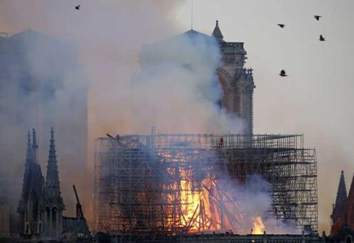 Aseguran que Jesús apareció en las llamas del fuego de Notre Dame