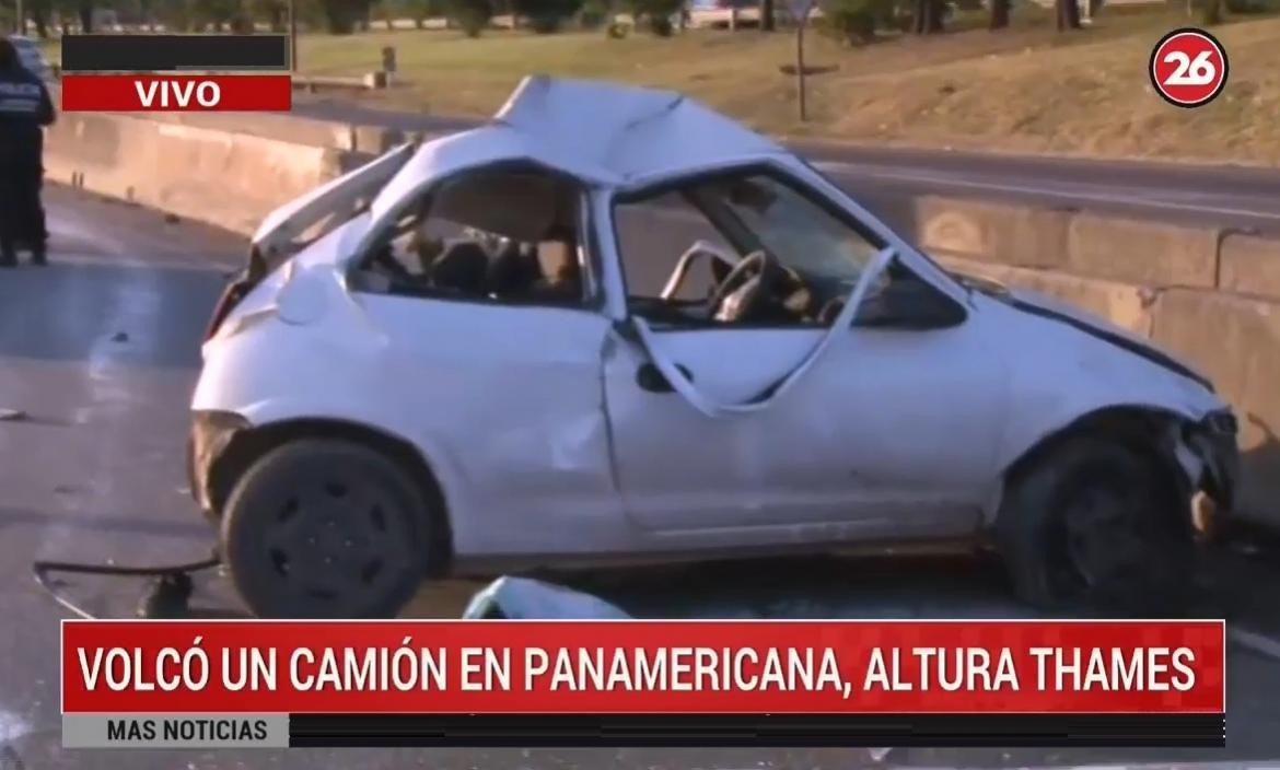 Choque entre auto y camión en Panamericana (Canal 26)