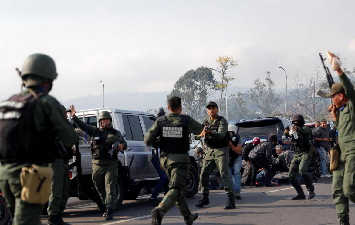 Crisis en Venezuela: gases lacrimógenos y tiros en la base militar 