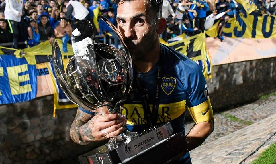 Carlos Tevez con la Supercopa Argentina ganada por Boca 