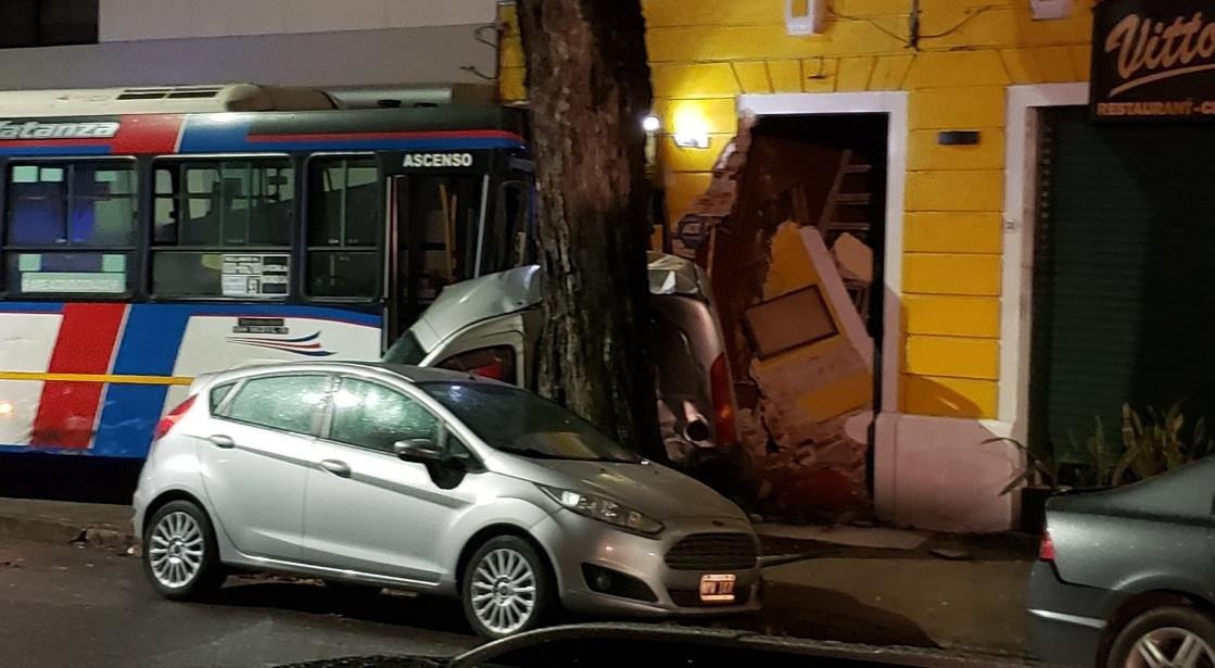 Choque en Caballito entre un colectivo y un auto con heridos
