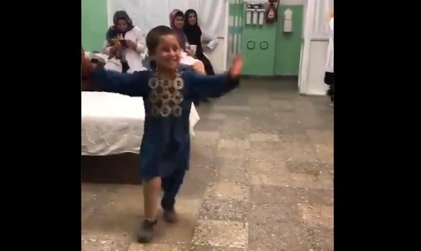 Niño afgano que vuelve a bailar tras recibir pierna ortopédica