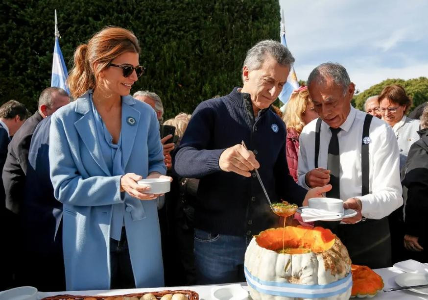 Mauricio Macri y Juliana Awada en locro de 25 de Mayo