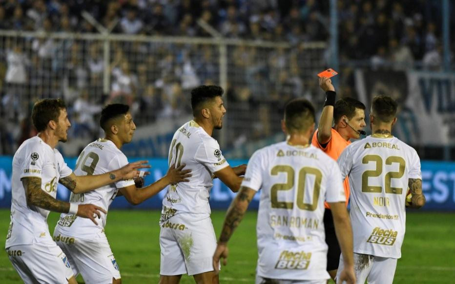 Germán Delfino y su expulsión en partido entre Atlético Tucumán y Tigre en Copa Superliga