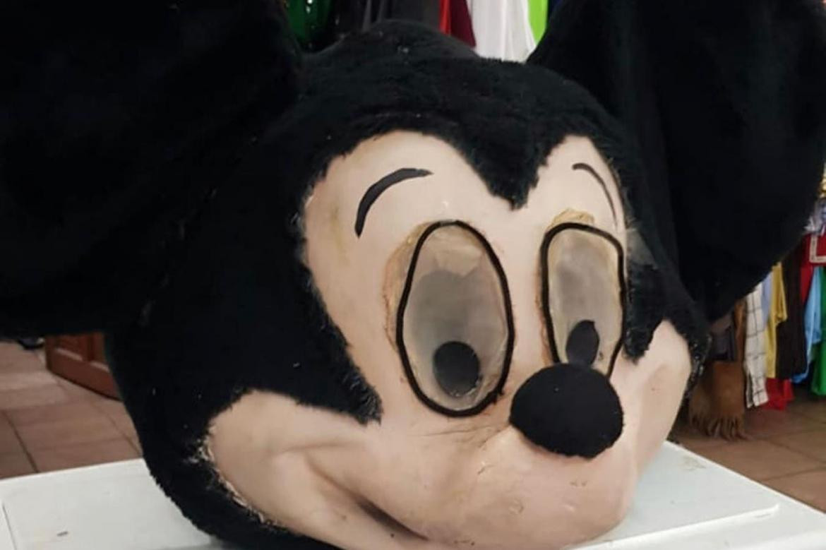 El cordobés que creo la máscara de Mickey mas fea del mundo y ahora es un éxito