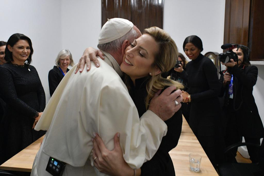Encuentro de Fabiola Yañez con Papa Francisco en el Vaticano