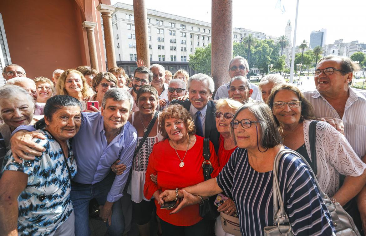 Alberto Fernández compartió esta tarde una merienda en el Salón Eva Perón de Casa Rosada junto a un grupo de adultos mayores, NA