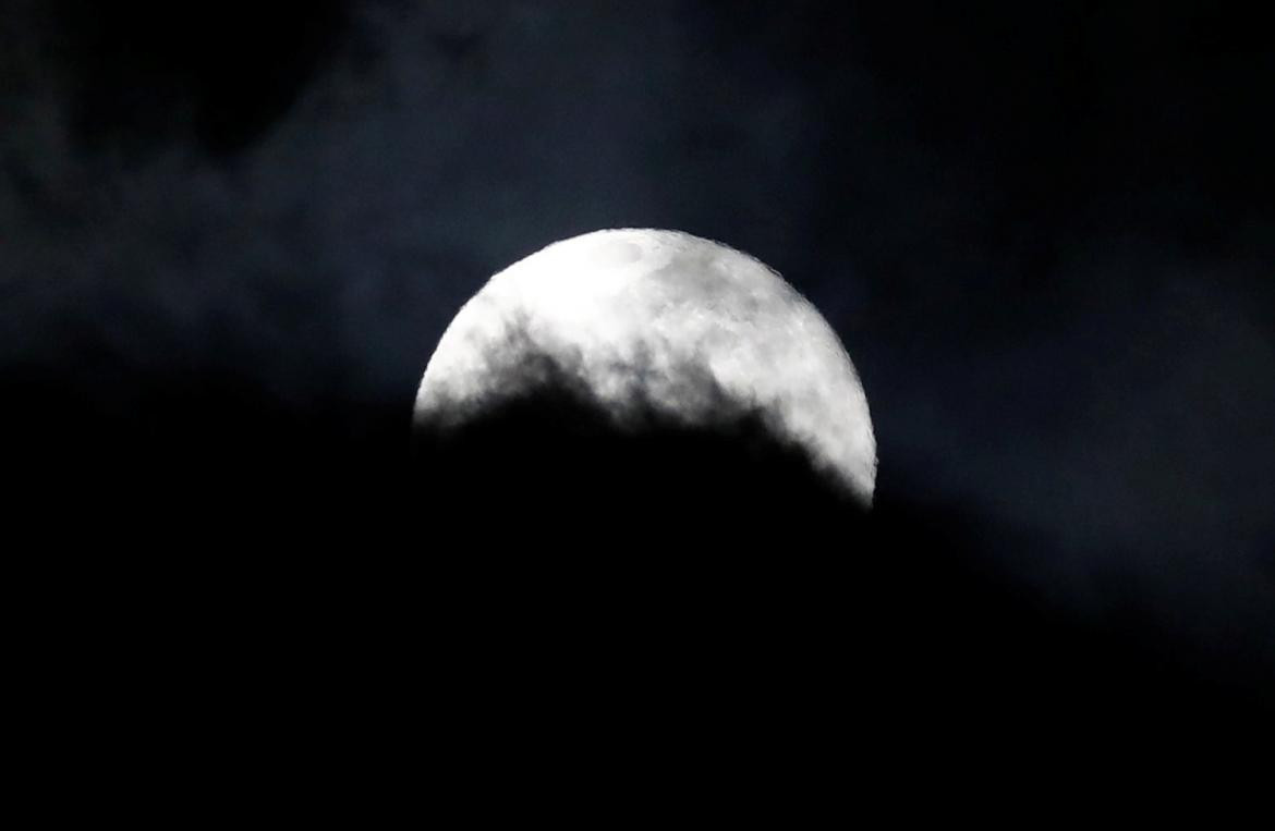 Luna de Nieve, Reuters