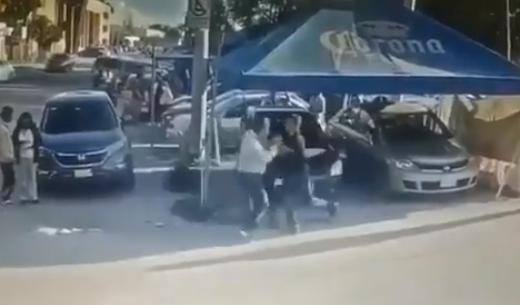 Hombre apuñaló a violador de su hija luego de esperarlo en plena calle en México, foto Twitter	