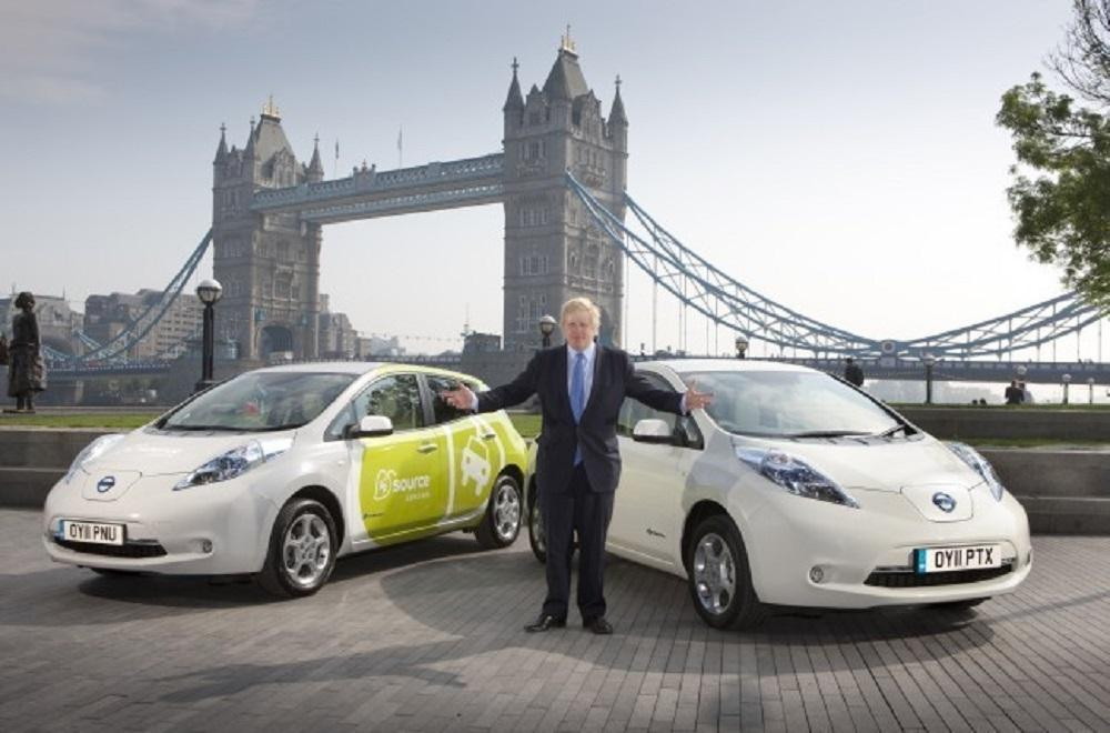 Boris Johnson promocionando los autos eléctricos