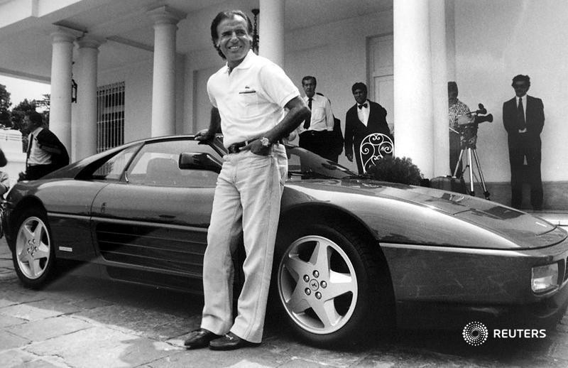 Carlos Menem y la polémica Ferrari, REUTERS