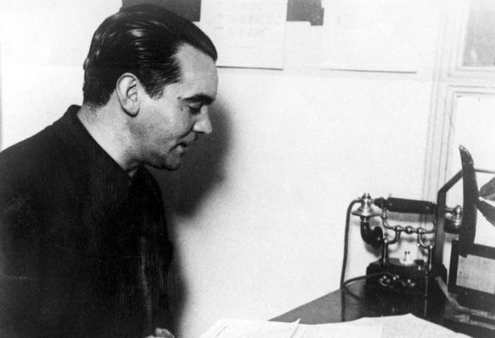 García Lorca recitando uno de sus poemas a lo oyentes de una estación radial de Buenos Aires
