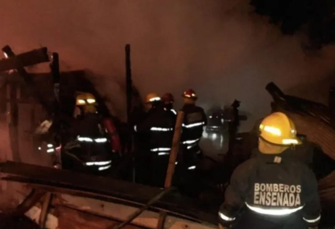Tragedia familiar: murieron carbonizados tres bebés, dos nenes y dos mujeres tras voraz incendio en Ensenada, foto Twitter